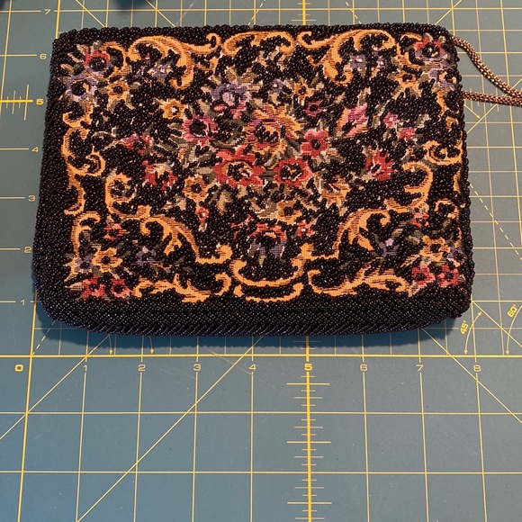La Regale Beaded Clutch Purse. - Picture 2 of 5